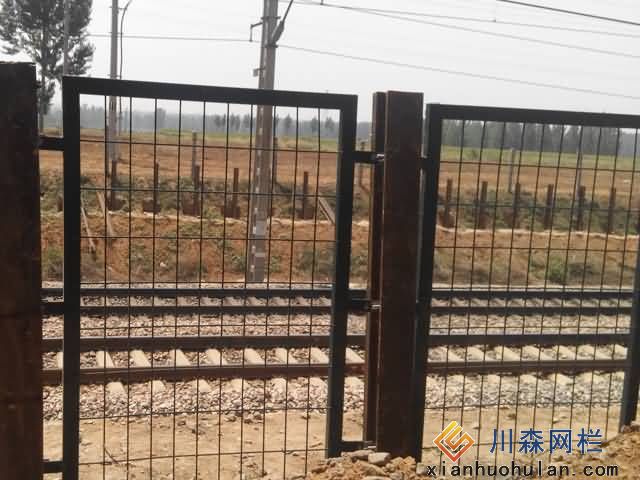 我廠供河北境內某線路鐵路護欄網展示